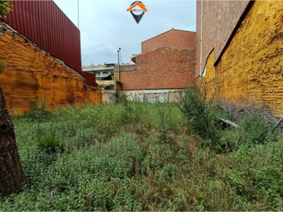 3 SOLARES CON VARIAS POSIBILIDADES EN LA ZONA DE GRACIA!!! 