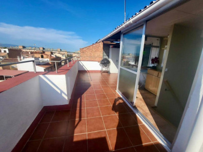 AMPLIO PISO CON TERRAZA EN LA CREU DE BARBERÁ!!!