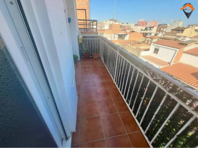 AMPLIO PISO CON TERRAZA EN LA CREU DE BARBERÁ!!!