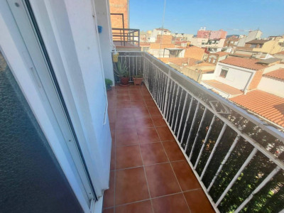 AMPLIO PISO CON TERRAZA EN LA CREU DE BARBERÁ!!!