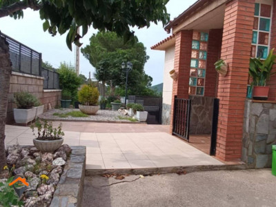 CASA CON PISCINA Y GARAJE PARA 3 COCHES!!!!!