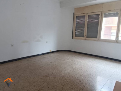 GRAN PISO 4 HABITACIONES CON BALCÓN Y PATIO AL LADO AVDA MATADEPERA