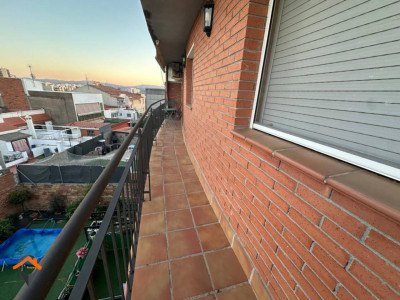 GRAN PISO CON BALCÓN, TERRAZA DE 20M2 Y CON POCOS VECINOS!!