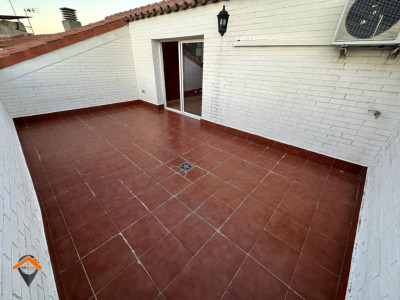 GRAN PISO CON BALCÓN, TERRAZA DE 20M2 Y CON POCOS VECINOS!!