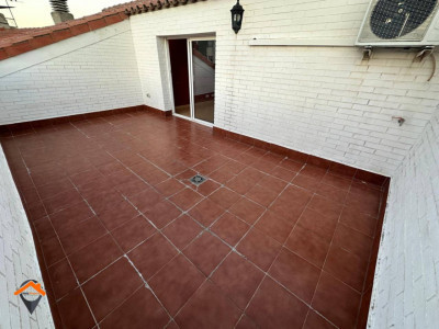 GRAN PISO CON BALCÓN, TERRAZA DE 20M2 Y CON POCOS VECINOS!!