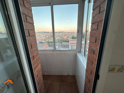 GRAN PISO CON BALCÓN, TERRAZA DE 20M2 Y CON POCOS VECINOS!!