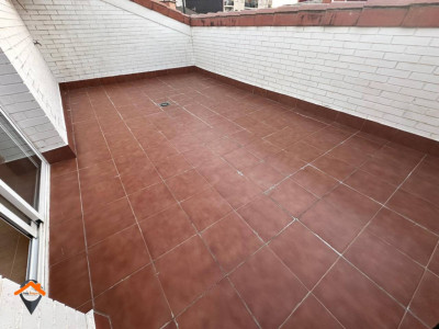 GRAN PISO CON BALCÓN, TERRAZA DE 20M2 Y CON POCOS VECINOS!!