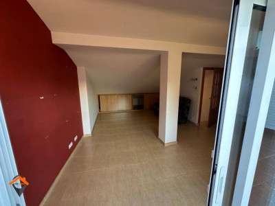 GRAN PISO CON BALCÓN, TERRAZA DE 20M2 Y CON POCOS VECINOS!!