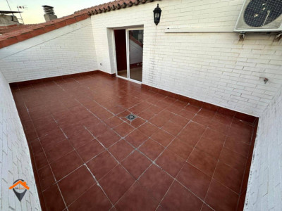 PISO CON BALCÓN, TERRAZA DE 20M2 Y CON POCOS VECINOS!!