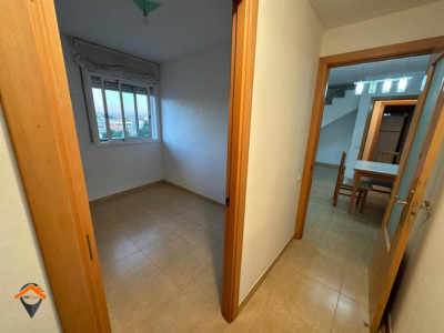 PISO CON BALCÓN, TERRAZA DE 20M2 Y CON POCOS VECINOS!!