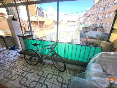 PRIMER PISO CON TERRAZA Y BALCON. SOLO DOS VECINOS¡¡¡