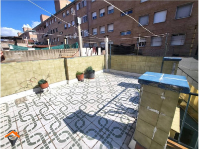 PRIMER PISO CON TERRAZA Y BALCON. SOLO DOS VECINOS¡¡¡